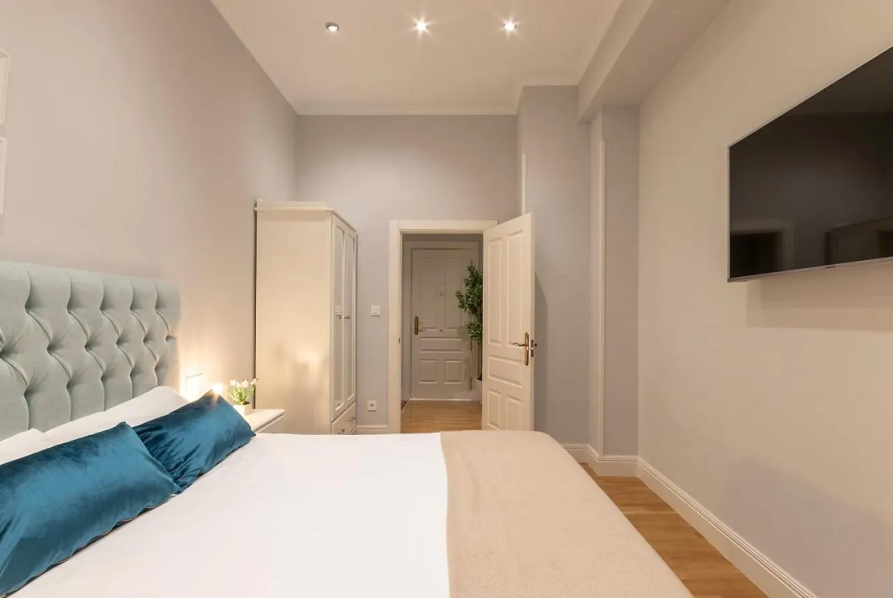 Apartamento Amplio y Elegante en Casco Viejo con Parking Bilbao